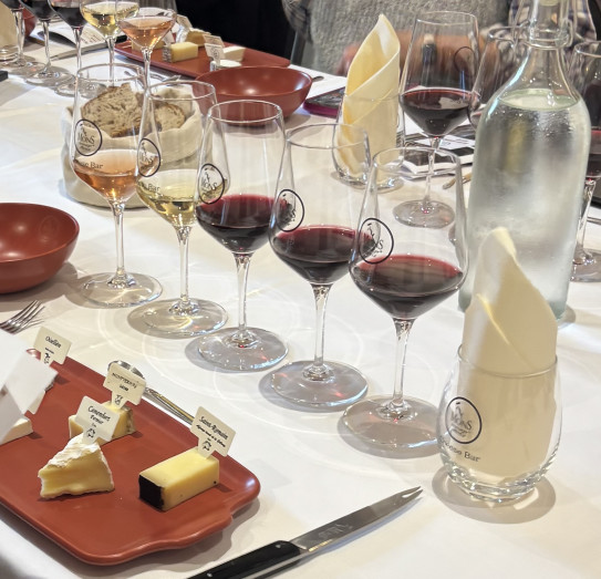 TASTING CHEESE AND WINE